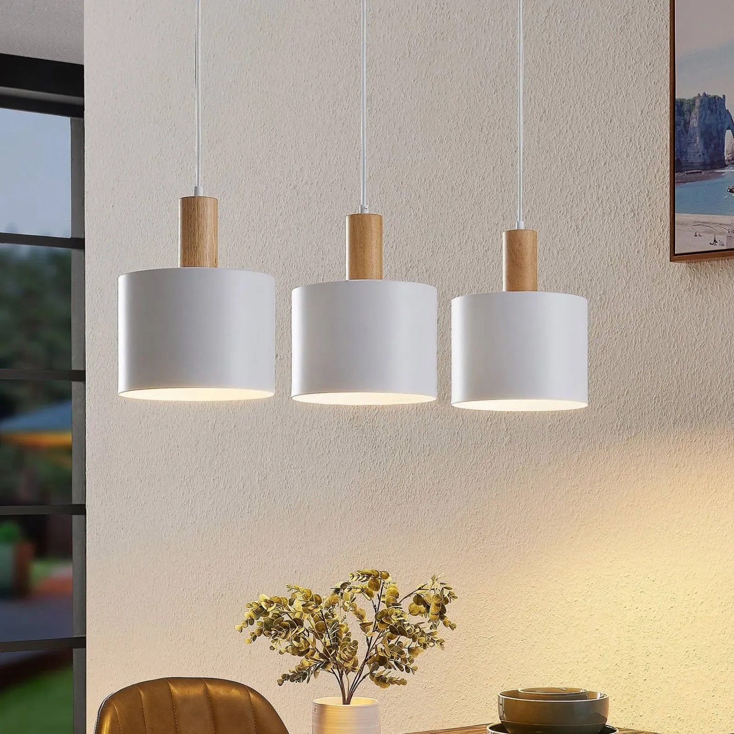 Moderne, weiße Lindby Pendelleuchte Kadir mit 3 Lampenschirmen aus Metall und Holz.