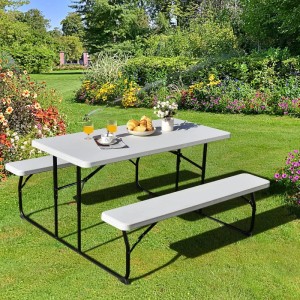 Weißer Costway Klappbarer Picknicktisch (136 cm) mit Bänken im Garten.