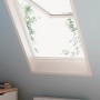 Geöffnetes Velux Klapp-Schwingfenster GPU FK06, 66x118 cm, aus Kunststoff im Dachzimmer.