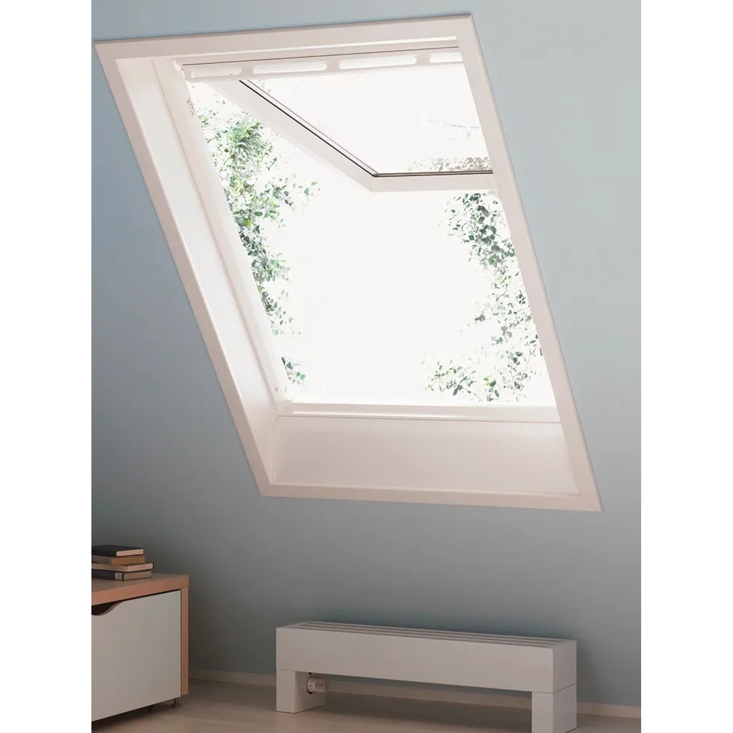 Geöffnetes Velux Klapp-Schwingfenster GPU FK06, 66x118 cm, aus Kunststoff im Dachzimmer.