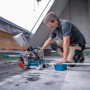 Bosch Professional Akku-Kapp- und Gehrungssäge GCM 18V-216 D im Einsatz mit Werkstück.