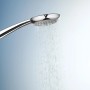 Handbrause der Breuer Aquamaxx 310 Duscharmatur mit Wasserstrahl.