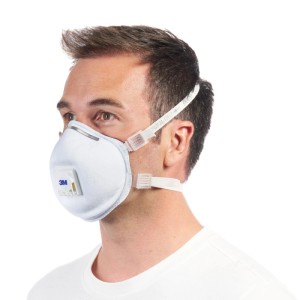 Mann mit weißer 3M Atemschutzmaske FFP2 für Schweißarbeiten, 1er-Pack.