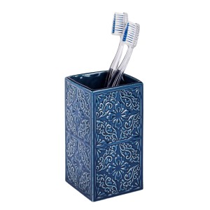 Blauer Wenko Zahnputzbecher Cordoba aus Keramik mit Ornamenten und zwei Zahnbürsten.