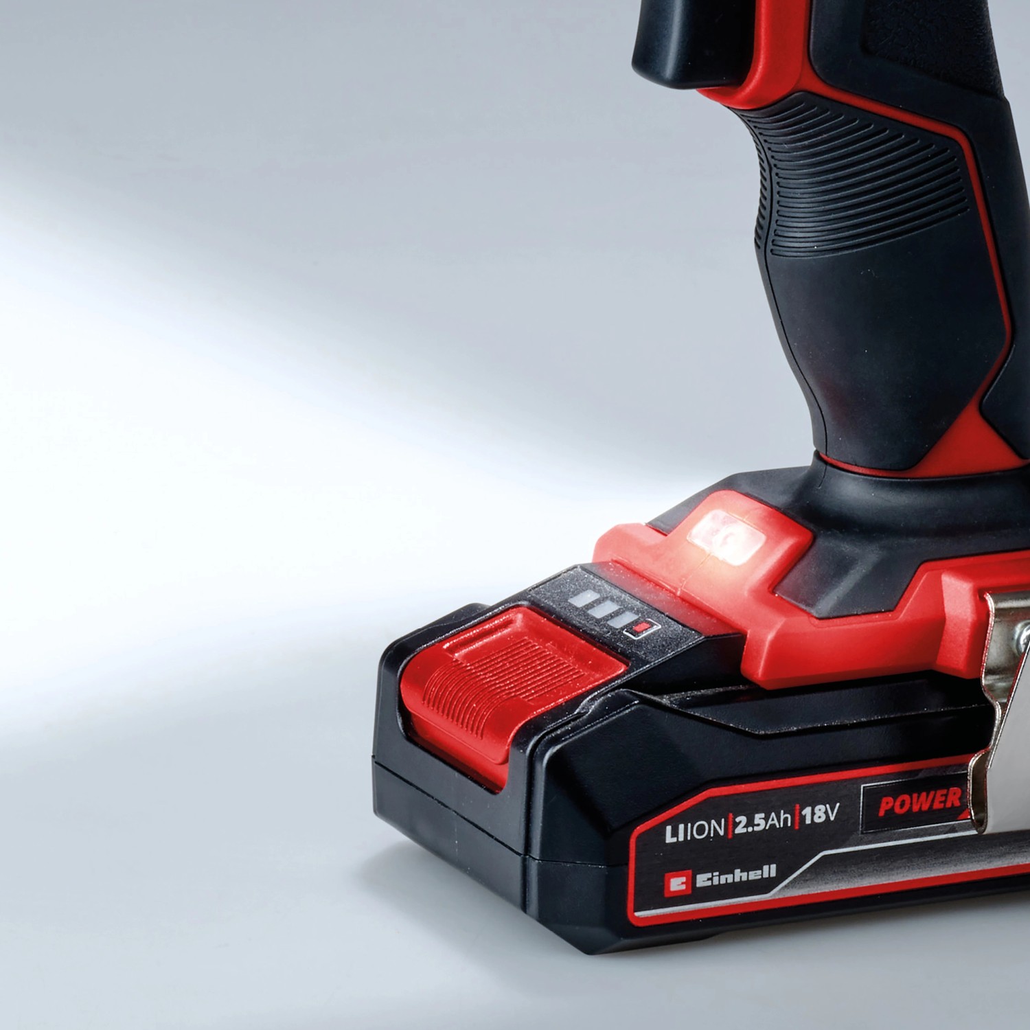 Detailaufnahme: Einhell Akku-Schlagbohrschrauber TE-CD 18/44 mit Akku. Rot-schwarzes Design, LED-Licht.