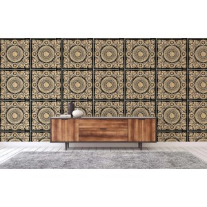 Tadessi Vliestapete Schwarz mit opulentem Gold-Ornament. Barocke Wanddekoration für stilvolle Räume.