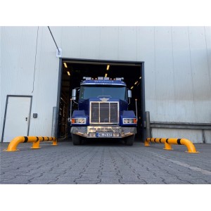 Schake LKW Einfahrhilfe, gerade, 3600 mm, gelb-schwarz, vor einem LKW auf einem Betriebsgelände.