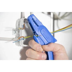 WEICON Classic Abisolierzange No. 5 in Aktion, Teil des Elektroinstallationssets.