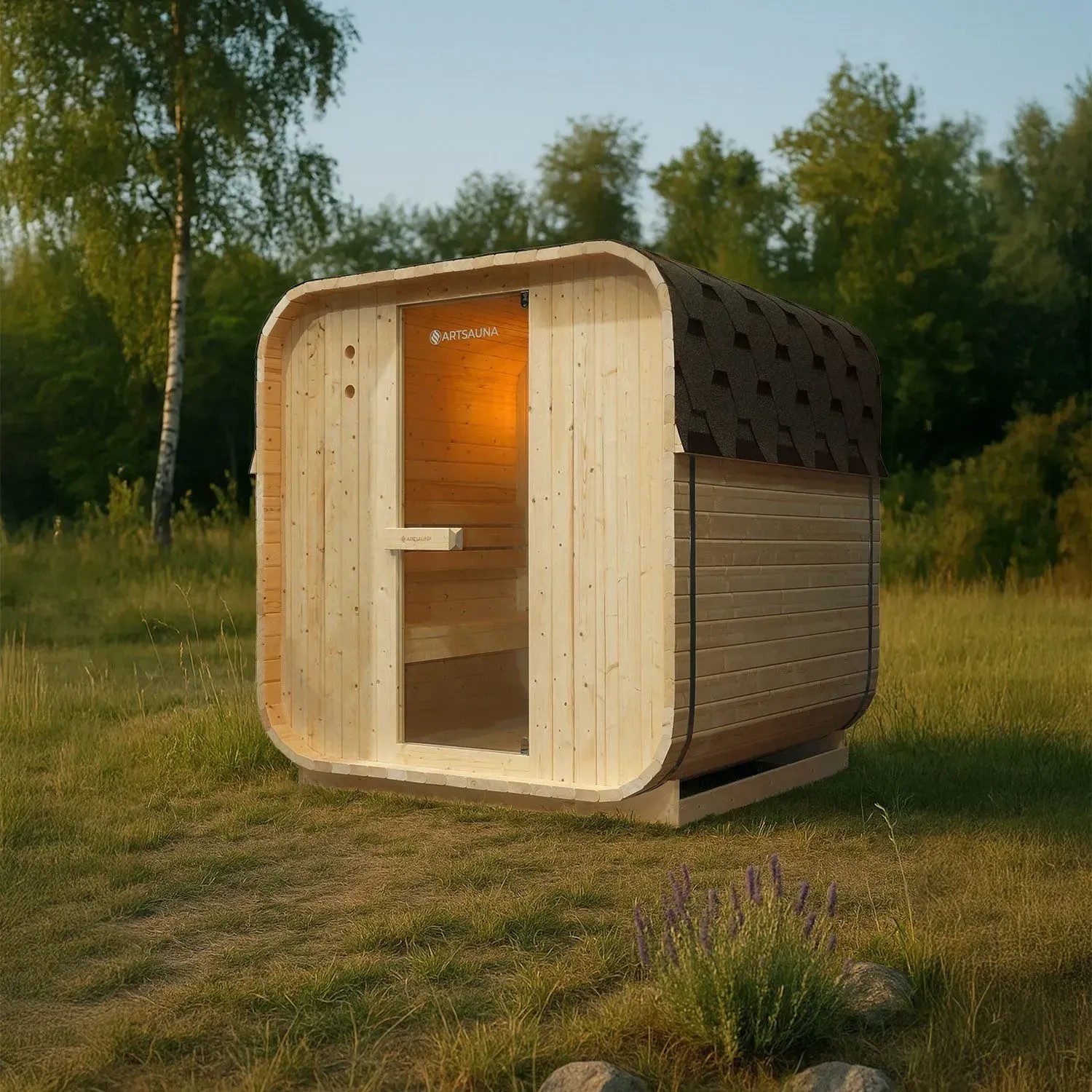Artsauna Cube Fasssauna Nolvik L aus Fichtenholz mit Dachschindeln im Garten.