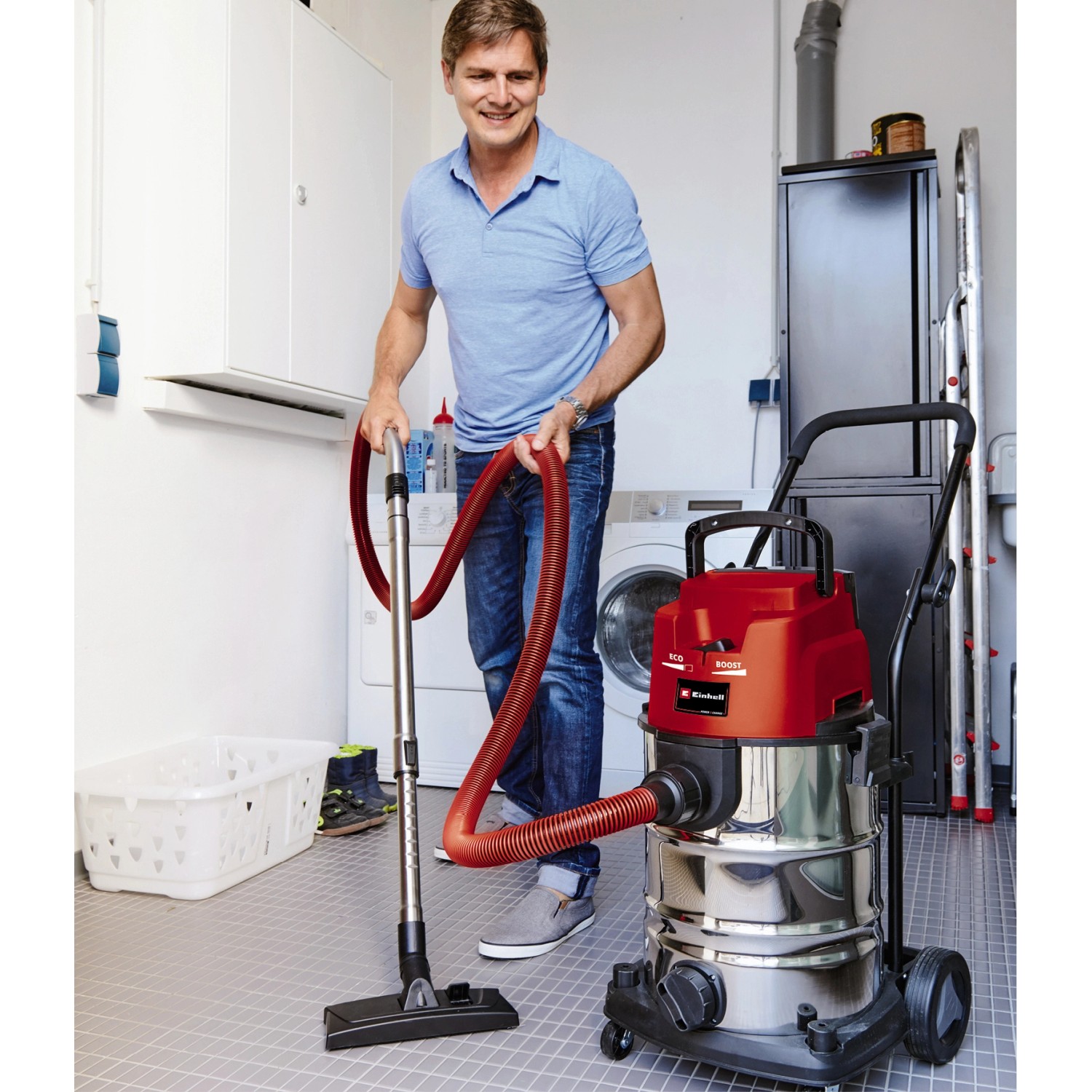 Einhell Akku-Nass-Trockensauger TE-VC 36/30 Li-Solo im Einsatz. Nasssauger mit Edelstahlbehälter.