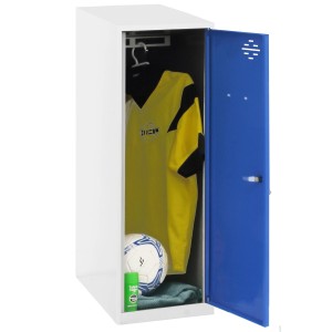 Offener, blau-weißer PROREGAL Schließfachwürfel mit Sportbekleidung und Ball. Garderobenschrank.