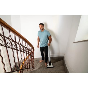 Mann reinigt Treppe mit Kärcher FC 2-4 Hartbodenreiniger mit Steinwalze in Weiß-Schwarz.