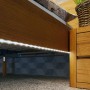 Warmweißer LED-Streifen unter einem Bett montiert, sorgt für indirekte Beleuchtung.