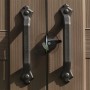 Detailaufnahme: Türgriffe des beigen Keter Kunststoff-Gartenhauses.