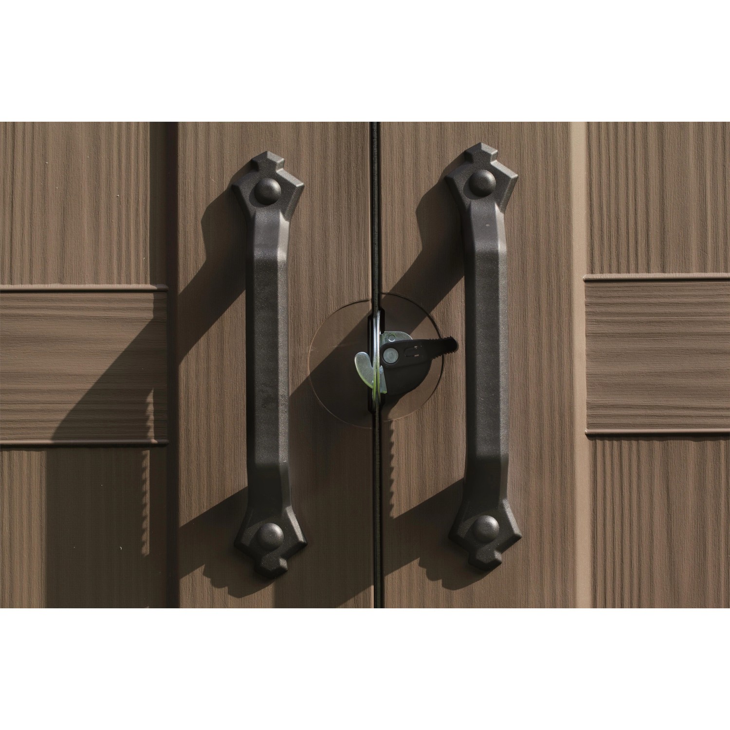 Detailaufnahme: Türgriffe des beigen Keter Kunststoff-Gartenhauses.