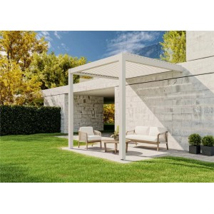 Weiße, wandmontierte Huun Pergola Mezzo 300x300 cm mit Lamellendach und Sitzgruppe im Garten.