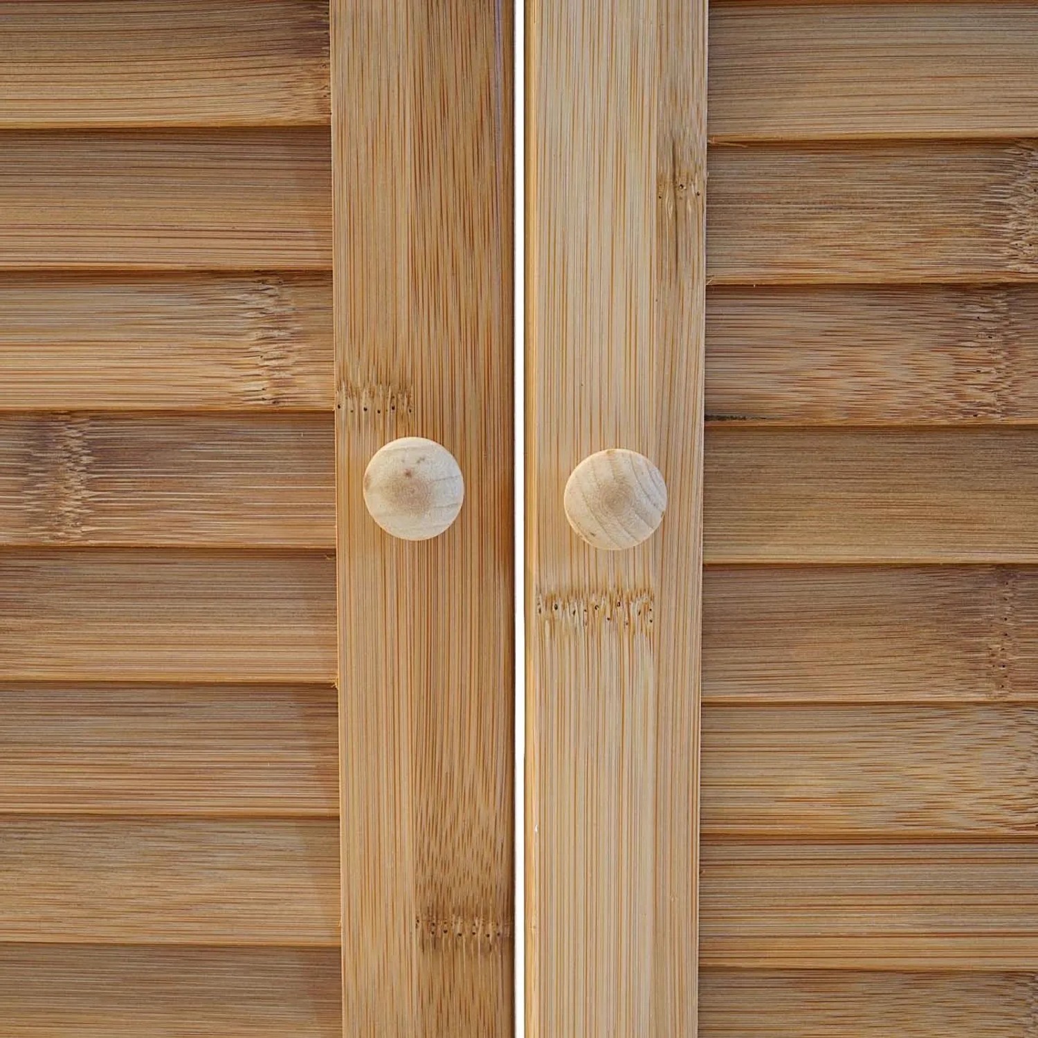 Zwei Bambus-Türen mit Lamellen und runden Holzgriffen für einen Waschbeckenunterschrank. Ideal für Badmöbel.