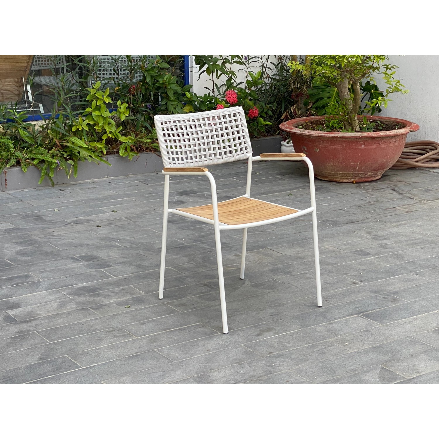 Garden Pleasure Stapelstuhl Carmel, 4er Set, braun-weiß. Gartenstuhl mit Teakholz-Sitzfläche und weißem Stahlgestell.