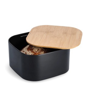Schwarzer Zeller Brotkasten aus Metall mit Bambusdeckel, teilweise geöffnet.