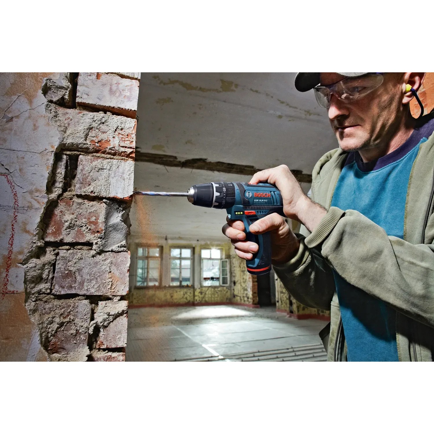 Bosch Professional Akku-Schlagbohrschrauber GSB 12V-15 beim Bohren in Mauerwerk.