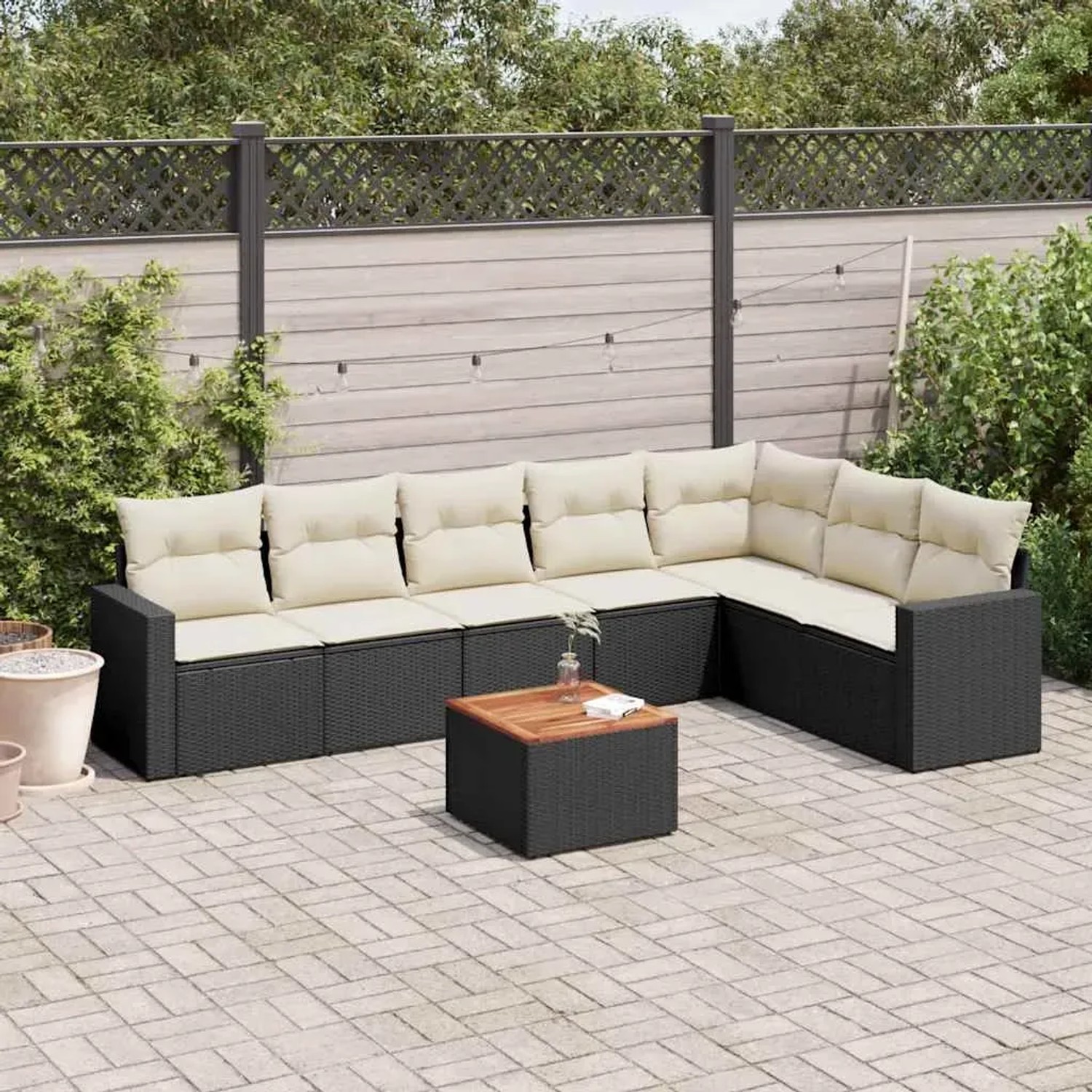 Schwarze 8-tlg. vidaXL Garten-Sofagarnitur aus Rattan mit cremefarbigen Kissen und Tisch.