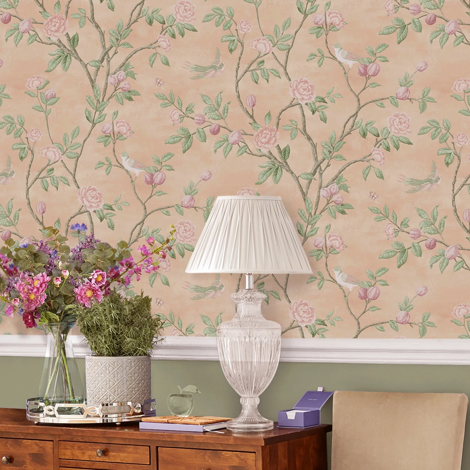 Laura Ashley Vliestapete Eglantine Blush mit Rosenmuster auf beigem Grund.