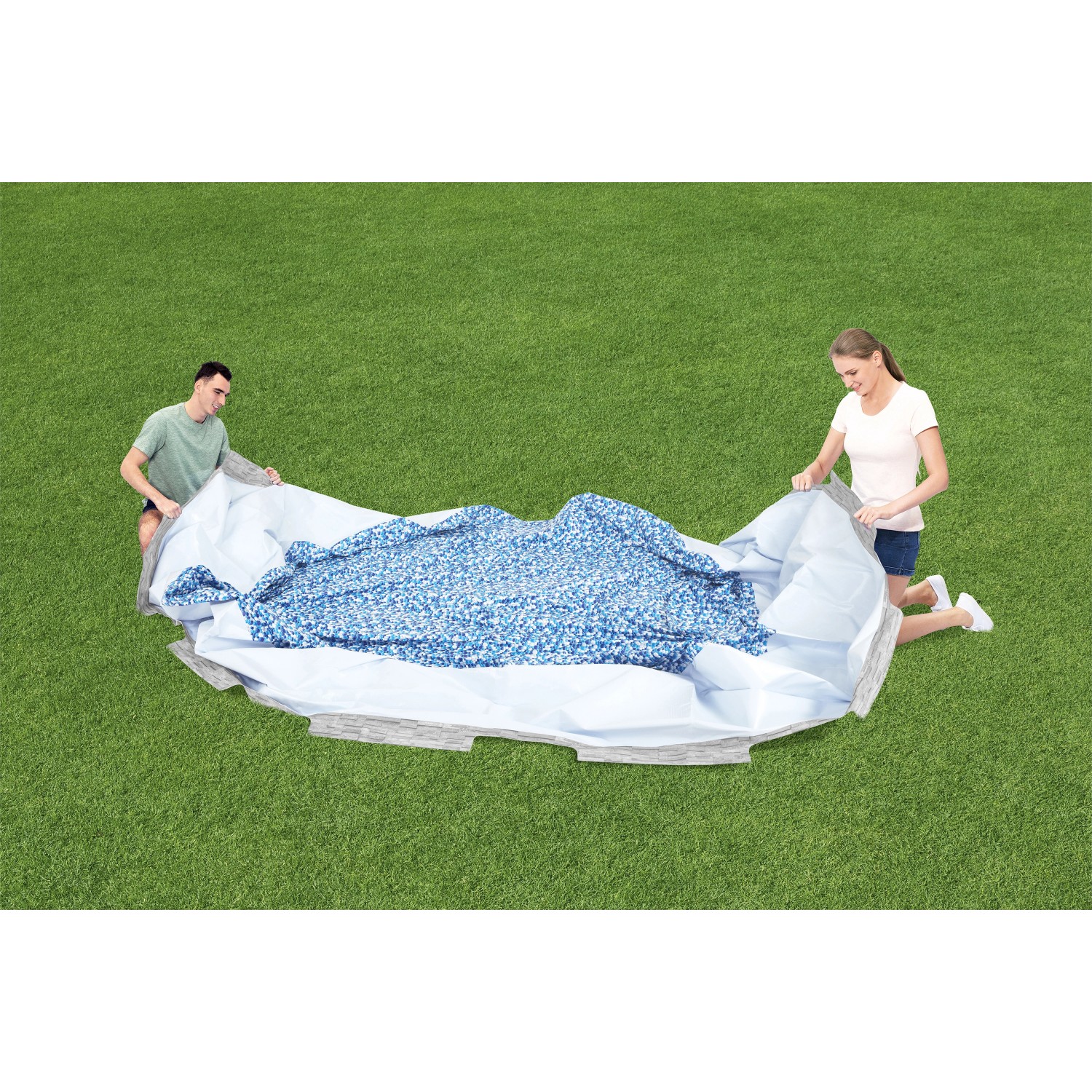 Bestway Stahlrahmenpool-Set Steel Pro MAX, Ø 305 cm, beim Aufbau durch zwei Personen auf Rasen.