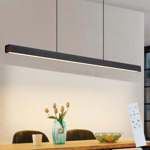 Schwarze, lineare LED Pendelleuchte über Esstisch, dimmbar mit Fernbedienung. Modernes Design für Esszimmer.