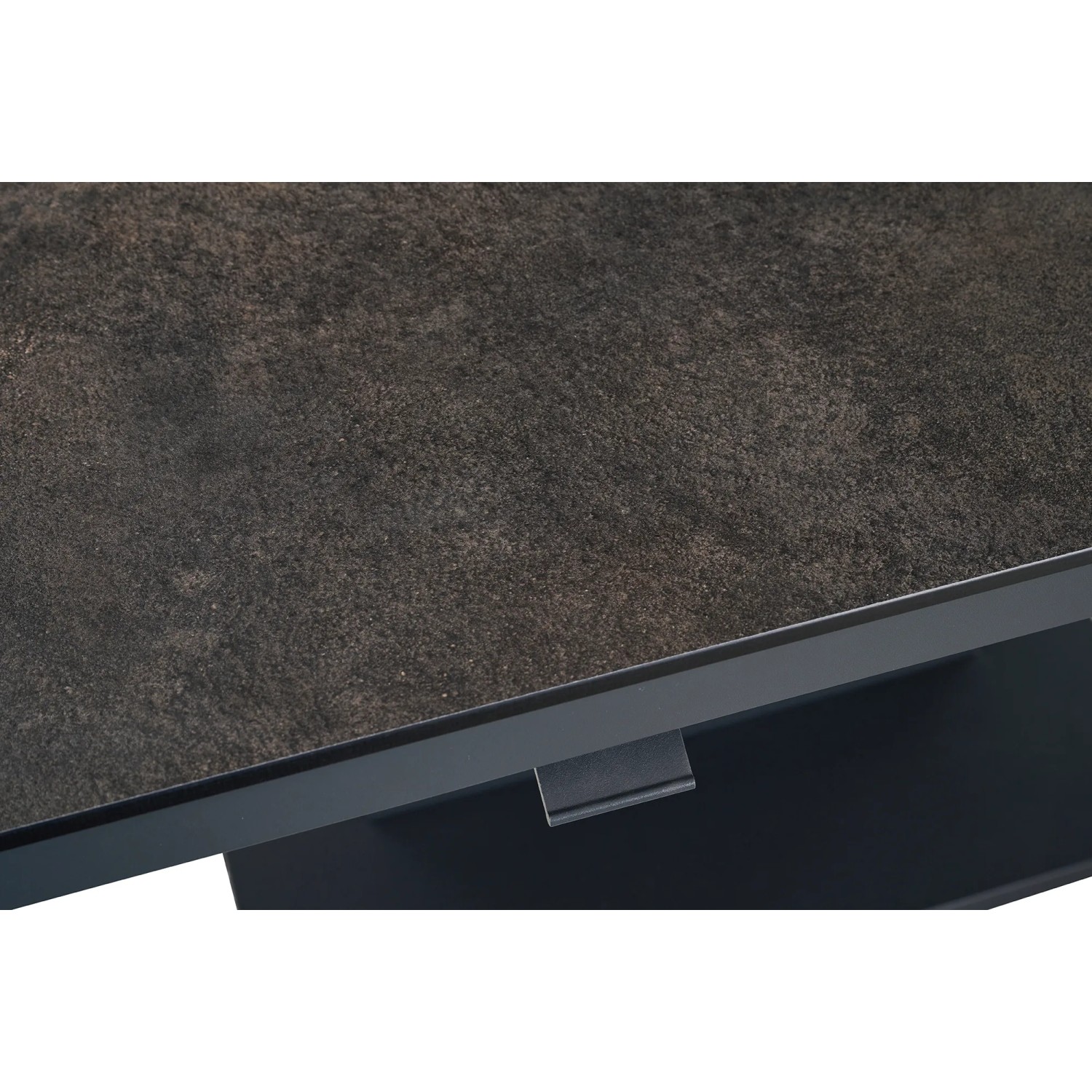 Detailansicht des rechteckigen Siena Garden Gartentisch Talina mit Titan-farbener Tischplatte.