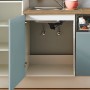 Küchenzeile in Fjordgrün, 250 cm, mit geöffnetem Spülenschrank und Geschirrspüler.
