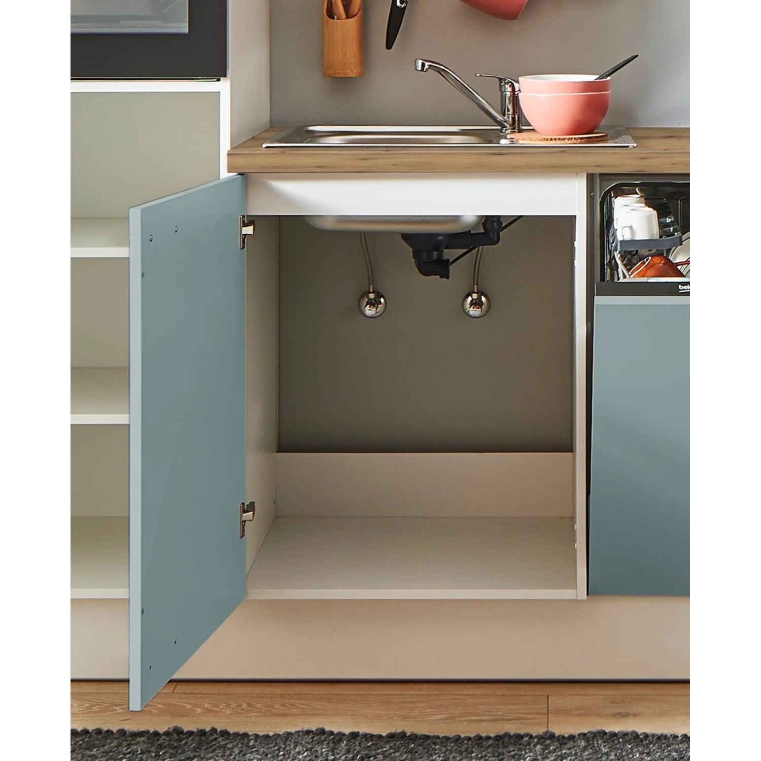 Küchenzeile in Fjordgrün, 250 cm, mit geöffnetem Spülenschrank und Geschirrspüler.