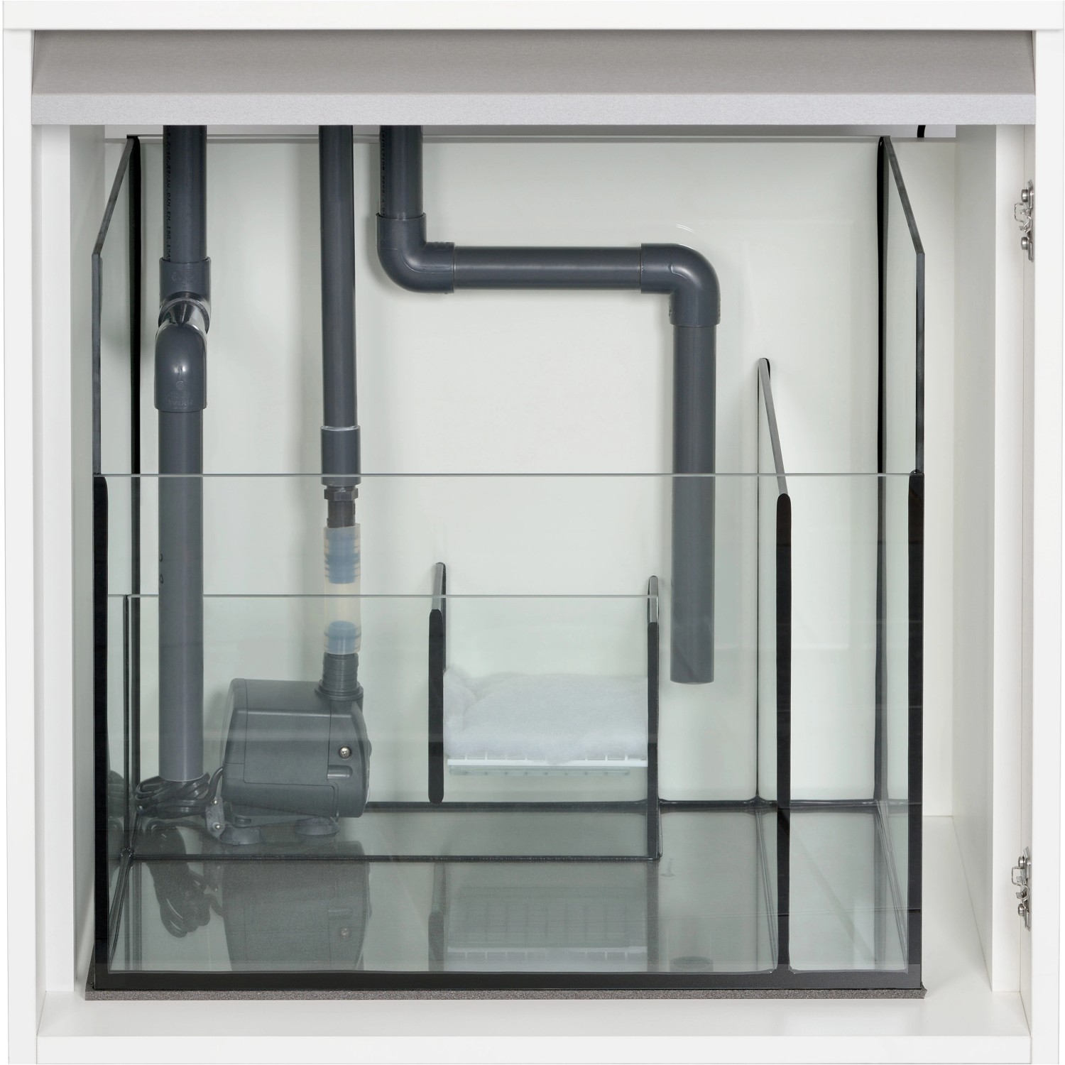 Innenansicht des Eheim Incpiria Marine 230 Aquariums mit Pumpe und Verrohrung im Unterschrank.