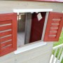 Detailansicht Fenster mit roten Fensterläden des Wendi Toys Kinderspielhaus Krokodil.