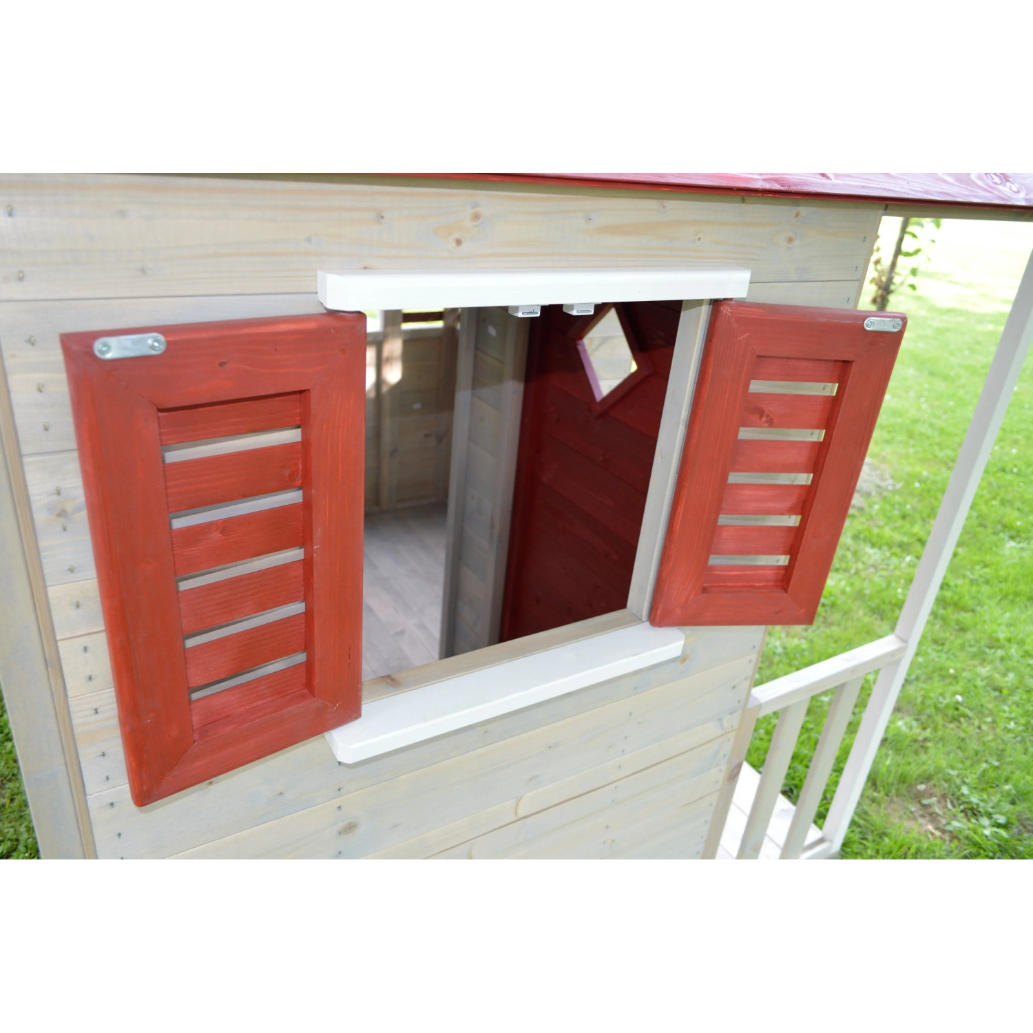 Detailansicht Fenster mit roten Fensterläden des Wendi Toys Kinderspielhaus Krokodil.
