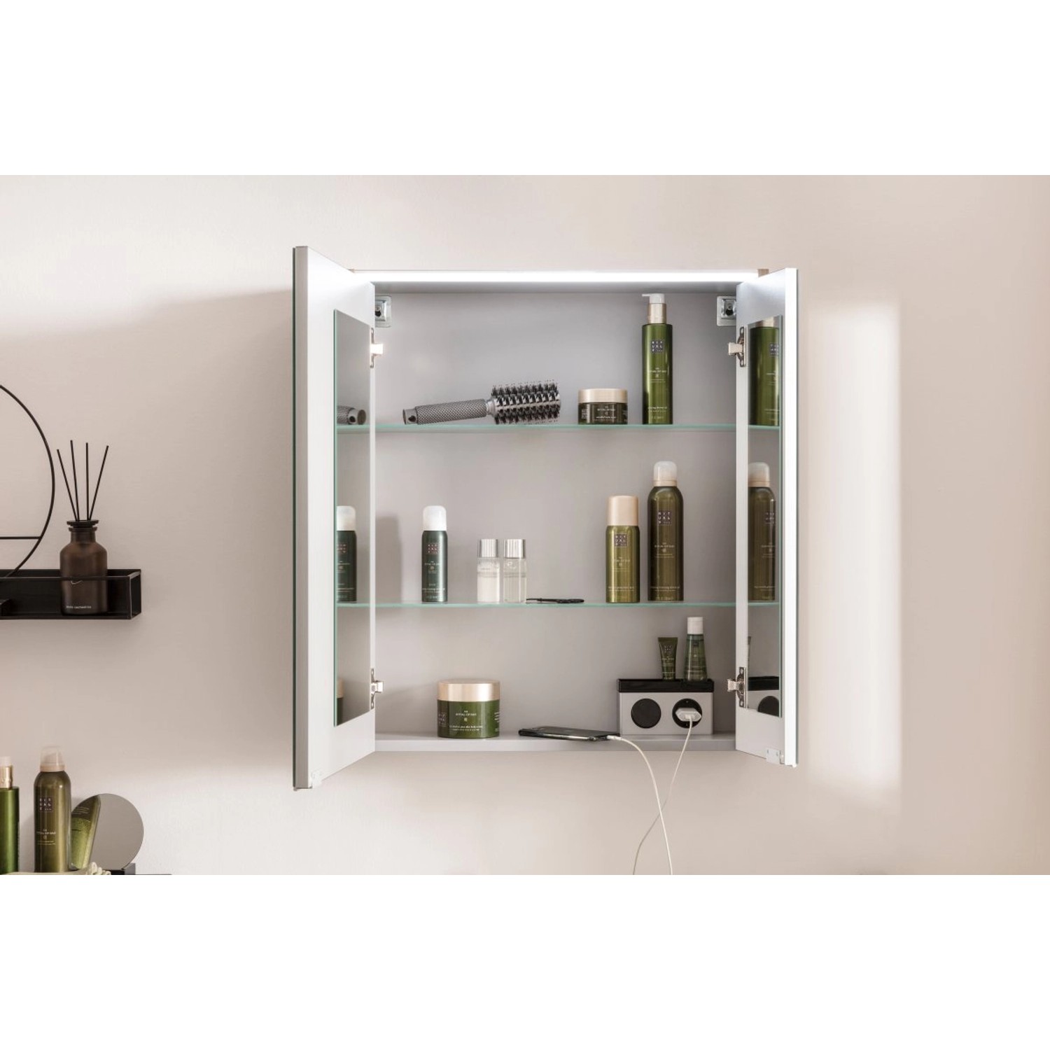 Offener Fackelmann Spiegelschrank Eiche Natur 60 cm mit Softclose, gefüllt mit Badartikeln.