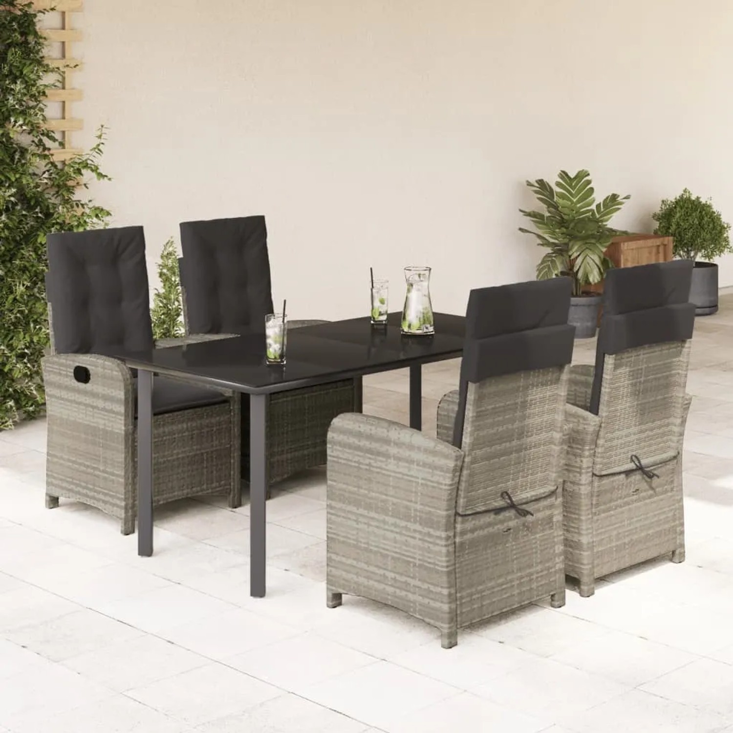 5-tlg. Garten-Essgruppe hellgrau mit Polyrattan-Stühlen und Tisch mit Glasplatte.