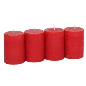Vier rubinrote Steinhart Stumpenkerzen mit Raureif-Optik, 4er-Pack. Ideal für festliche Advents- und Weihnachtsdekorationen.