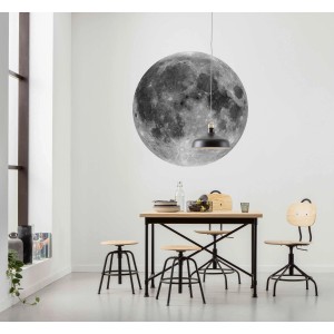 Selbstklebende, runde Mond Fototapete (Ø 125cm) von Komar an einer weißen Wand.