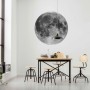 Selbstklebende, runde Mond Fototapete (Ø 125cm) von Komar an einer weißen Wand.