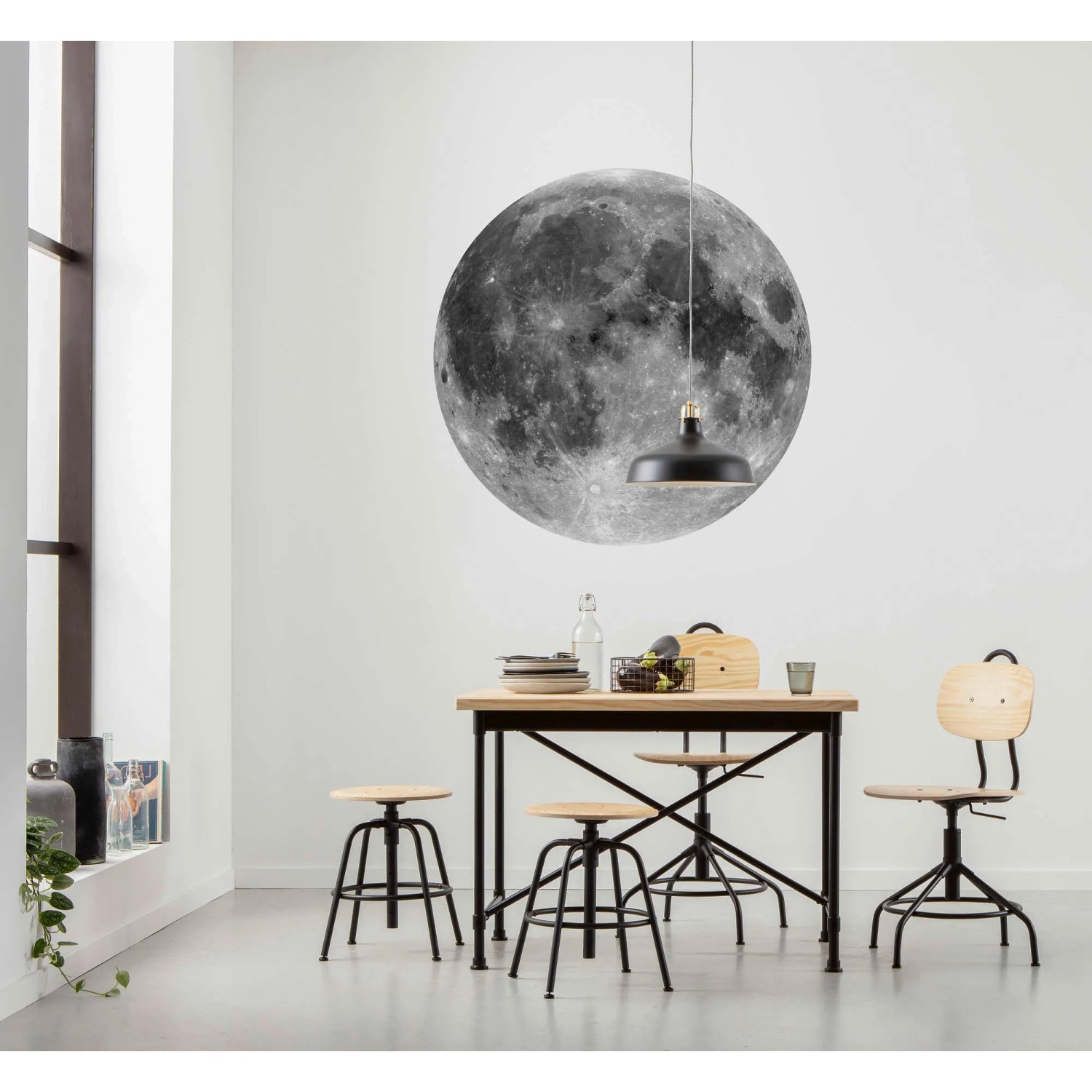 Selbstklebende, runde Mond Fototapete (Ø 125cm) von Komar an einer weißen Wand.