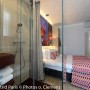 Beispiel Badezimmer mit Grosfillex GX Wall+ Creme Slate Dekor-Paneelen.