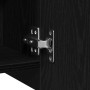 Detailaufnahme: Scharnier und Regal im schwarzen Badezimmerspiegelschrank in Eichen-Optik.