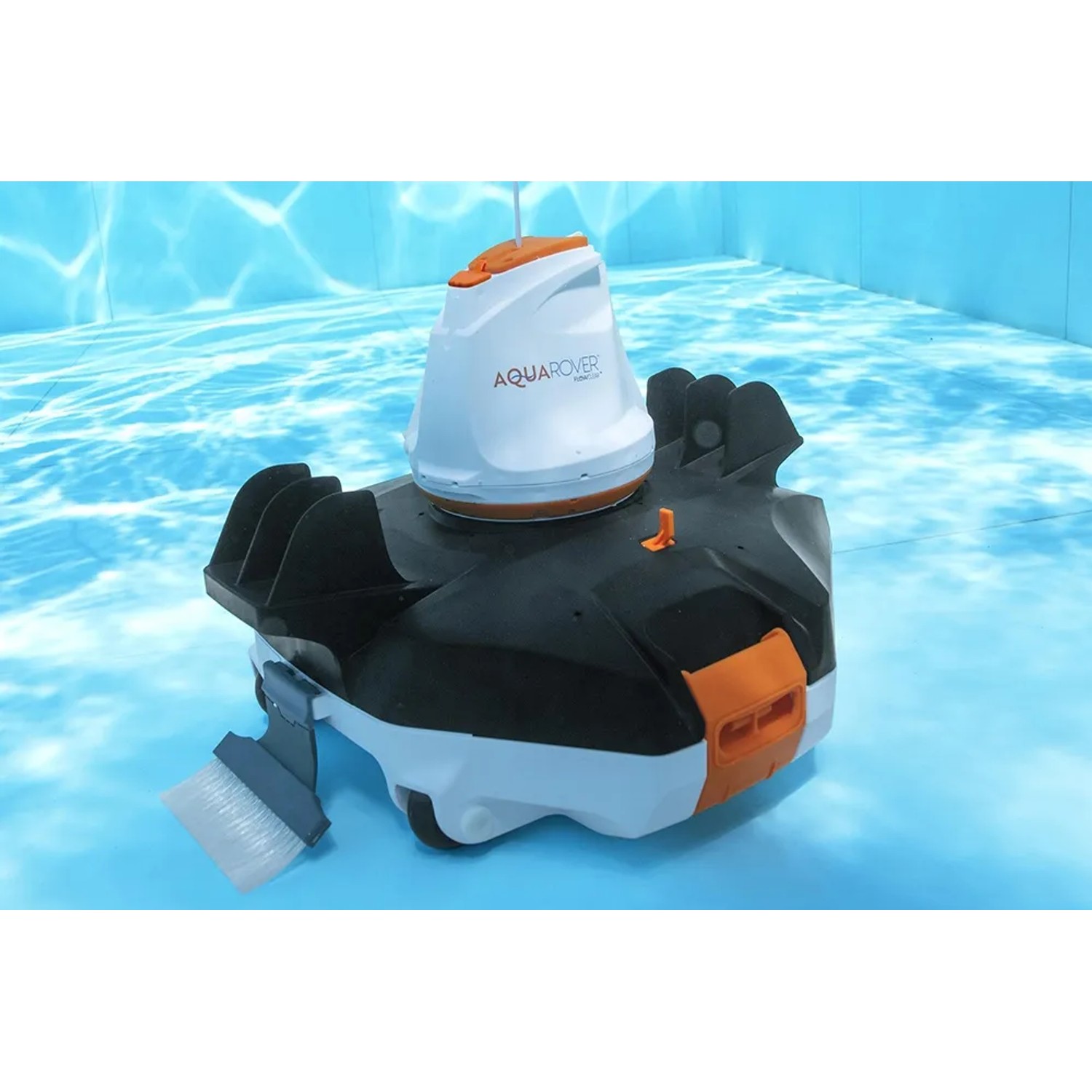 Flowclear Aquarover Poolroboter im Pool, automatische Poolreinigung für sauberes Wasser.