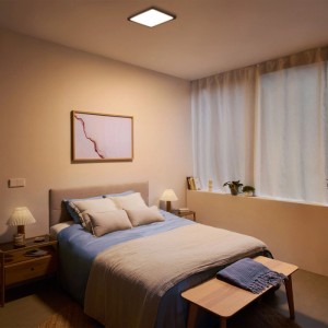 Philips Valen LED-Deckenleuchte schwarz 30 cm im Schlafzimmer. WarmGlow Licht für gemütliche Atmosphäre.