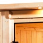 Detailansicht der Karibu Sauna Swenna mit Dachkranz und Graphit-Tür. Holzverkleidung und Beleuchtung.