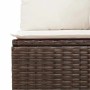 Nahaufnahme eines braunen Poly-Rattan Sofa Sets mit cremefarbenem Kissen. Ideal für Gartenmöbel.