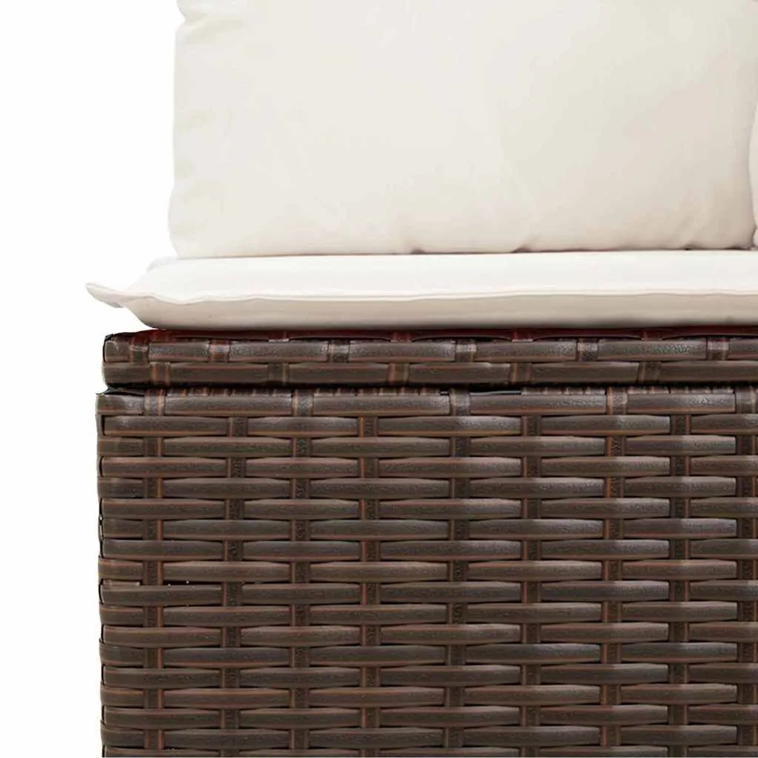 Nahaufnahme eines braunen Poly-Rattan Sofa Sets mit cremefarbenem Kissen. Ideal für Gartenmöbel.