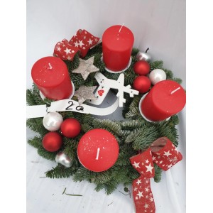 Garnierter Adventskranz (30 cm) in Rot mit Kerzen, Kugeln, Zapfen und Sternen.