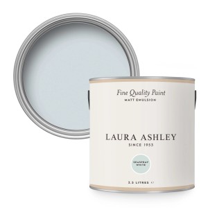Laura Ashley Wandfarbe Seaspray White Hellblau 2,5l im geöffneten Farbeimer.