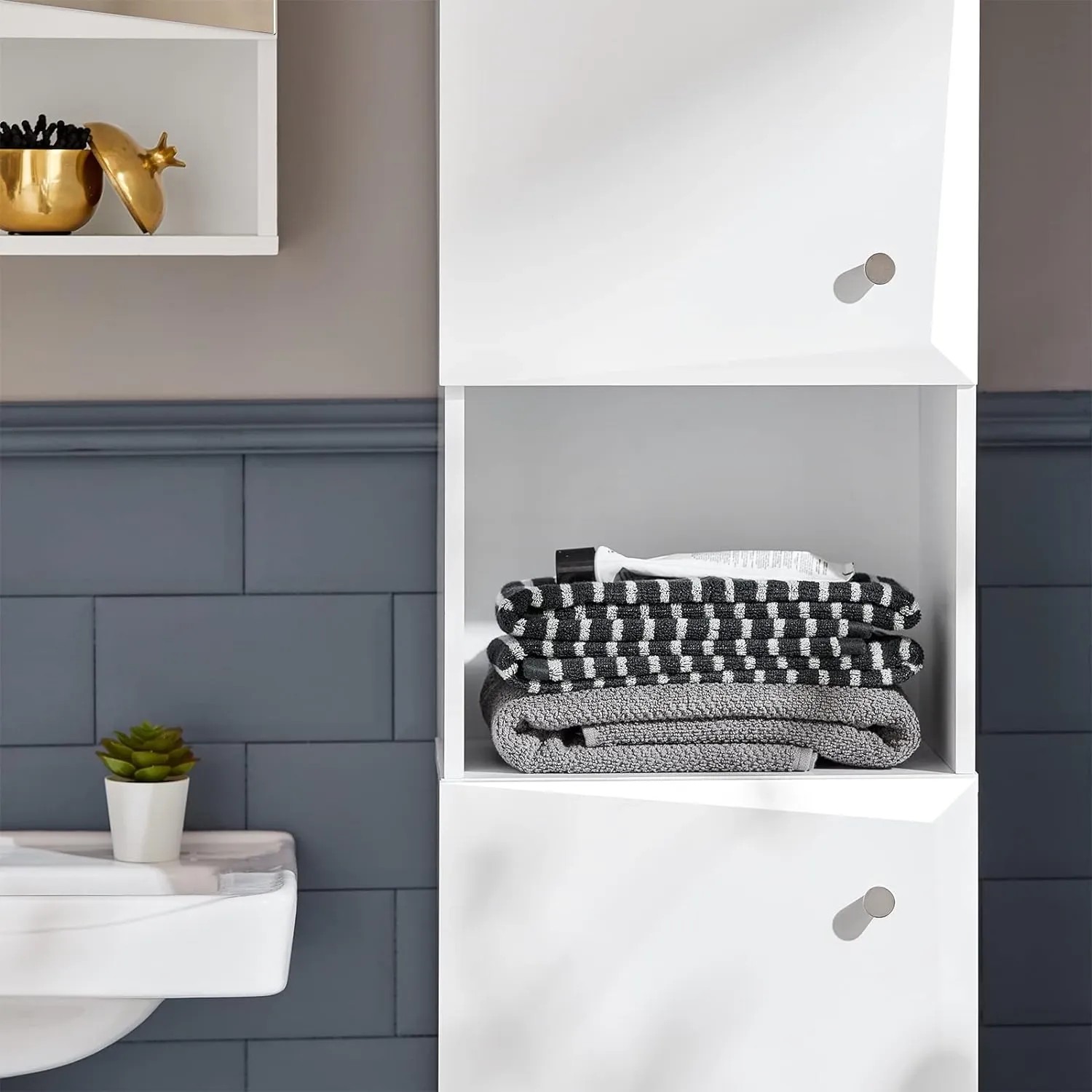 Weißer SoBuy Hochschrank BZR91-W mit Handtüchern im offenen Fach. Badregal für mehr Stauraum.